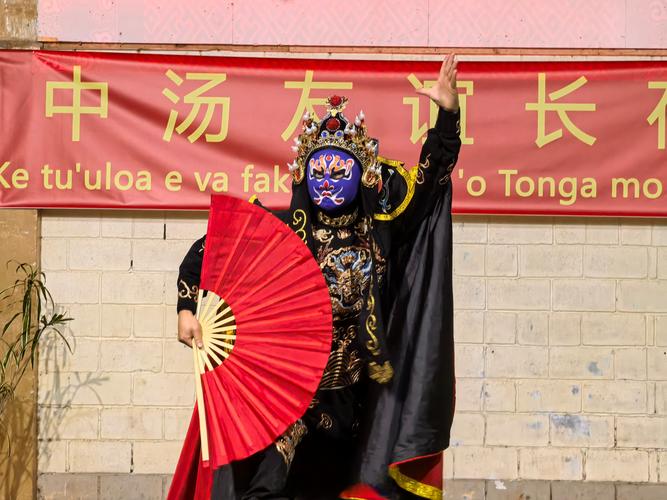 活动现场氛围热烈欢快,双方人员在文化